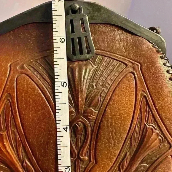 1920s leather embossed design purse. - Picture 10 of 13